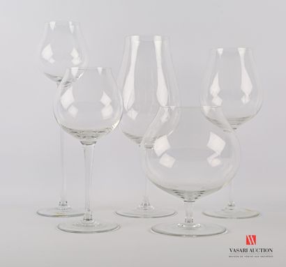 null Lot en verre cristallin comprenant cinq verres à pied d'exposition, les gobelets...
