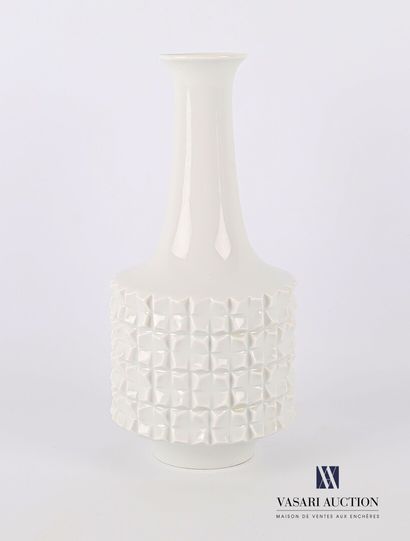null MEISSEN - WEISS

Vase en porcelaine blanche, la panse ourlée d'une bande de...