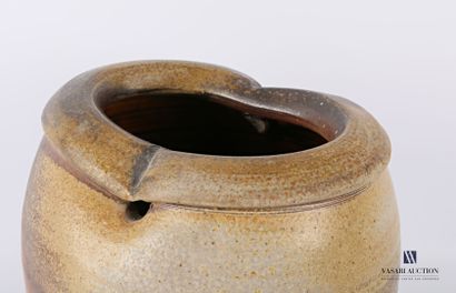 null ASTOUL Éric (Né en 1954)

Vase de forme ovoïde en grès, le col pincé en son...