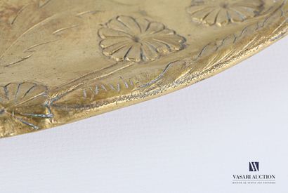 null Vide-poche en bronze de forme ovale à décor en bas-relief d'une nymphe allanguie...