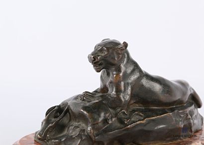 null BARYE Antoine-Louis (1795-1875), d'après

Panthère revenant de la chasse 

Bronze...