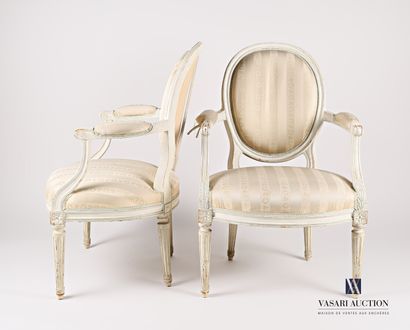 null 
Paire de fauteuils médaillon en bois naturel, mouluré, sculpté, laqué beige...