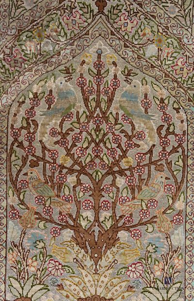 null Petit tapis en soie à décor en son centre d'un arbre fleuri agrémenté d'oiseaux...