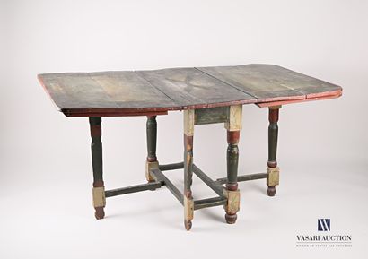 null Table en bois naturel mouluré et peint, le plateau rectangulaire, les angles...