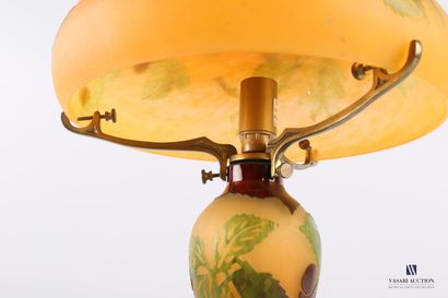null LA ROCHERE

Lampe en verre multicoule à décor dégagé à l'acide de branche de...