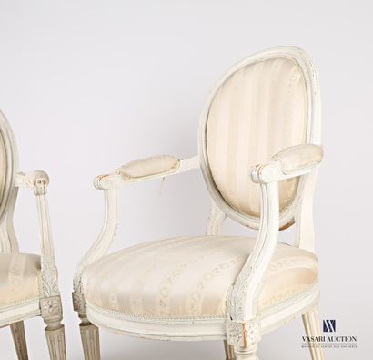 null 
Paire de fauteuils médaillon en bois naturel, mouluré, sculpté, laqué beige...
