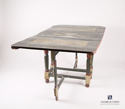 null Table en bois naturel mouluré et peint, le plateau rectangulaire, les angles...