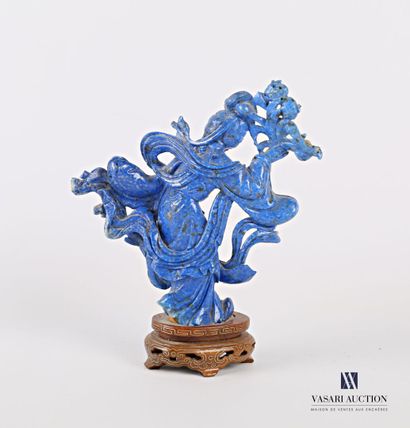 null CHINE

Sculpture en pierre dure bleu figurant une élégante tenant une épée dans...
