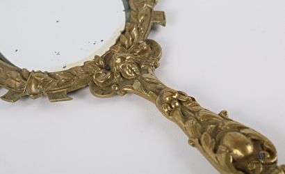 null Face à main en bronze, le miroir de forme ovale biseauté s'inscrit dans un médaillon...