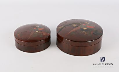 null Deux boîtes de forme ronde en carton bouilli laqué à décor polychrome et rehauts...