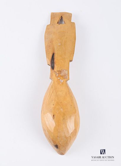 null Spoon in light wood, handle with incised decoration of linear motifs and friezes...