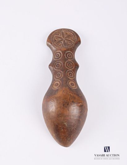 null Beautiful walnut spoon, violin handle with carved decoration of two superimposed...