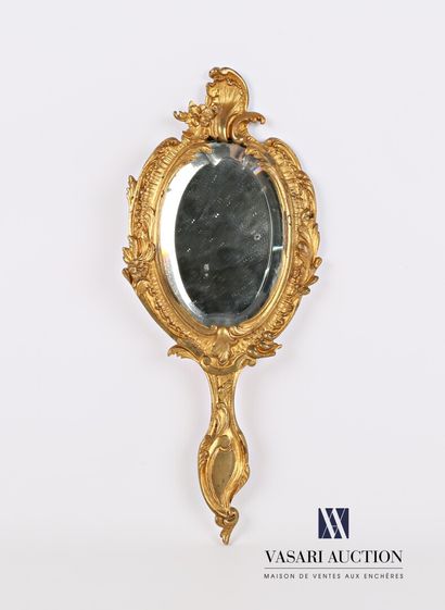 null Face à main en bronze, le miroir à vue ovale biseauté s'inscrit dans un médaillon...