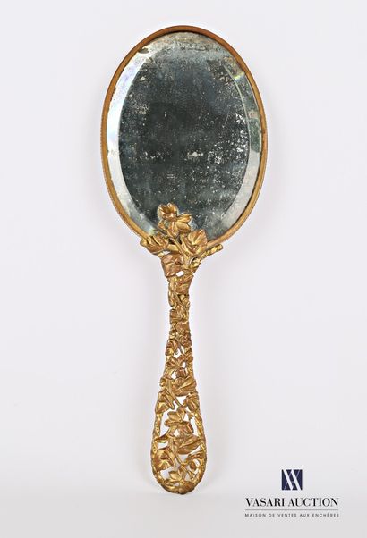null Face à main en laiton, le miroir à vue ovale biseauté s'inscrit dans un médaillon....