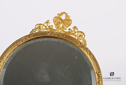 null Facing a bronze hand, the round bevelled mirror is set in a medallion hemmed...