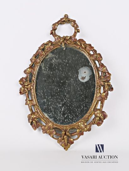 null Miroir en bronze à vue ovale, il s'inscrit dans un médaillon à décor ajouré...