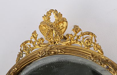 null Face à main en bronze, le miroir de forme ronde biseauté s'inscrit dans un médaillon...