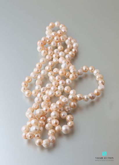 null Sautoir de perles d'eau douce blanche et teinté rose.

Long. : 68 cm