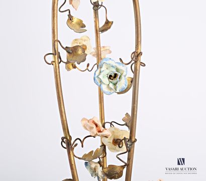 null Brass chandelier with six light arms decorated with porcelain rosebuds

High....