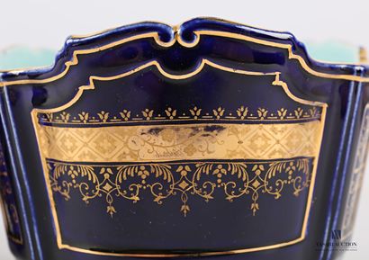 null SARREGUEMINES

Fine earthenware set with gilded decoration of friezes of foliated...