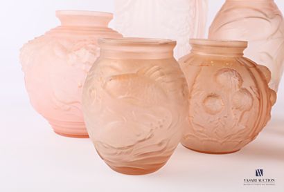 null Lot comprenant sept vases en verre moulé teinté rose à décor d'oiseaux, poissons...