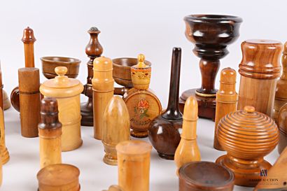 null Lot of natural and turned wooden objects such as needle box, perfume box, cup...