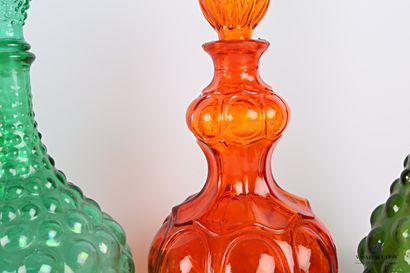 null Lot de sept carafes de diverses formes en verre teinté ambre, bleu, vert et...