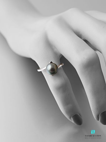 null Bague en or gris 750 millièmes, le corps asymétrique soutenant une perle de...