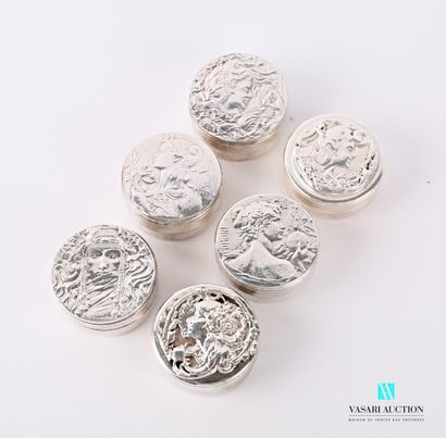 null Set of six round shaped pill boxes in silver metal, the lid presenting elegant...