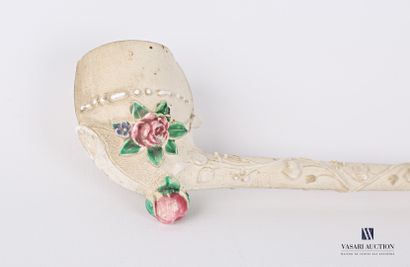 null Terracotta pipe decorated with polychrome flowers and bindweed, it is marked...