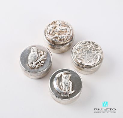 null Set of four round pillboxes in silver metal, the lid presenting for two of the...