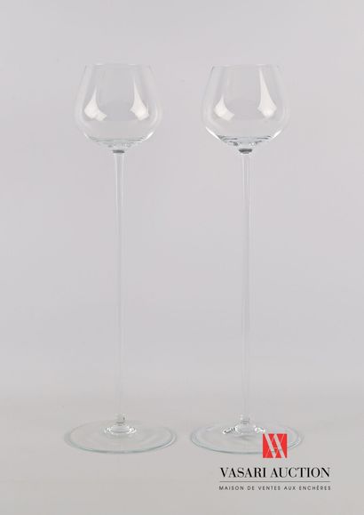 null Pair of crystalline glass stemmed display glasses.

Height 46 cm