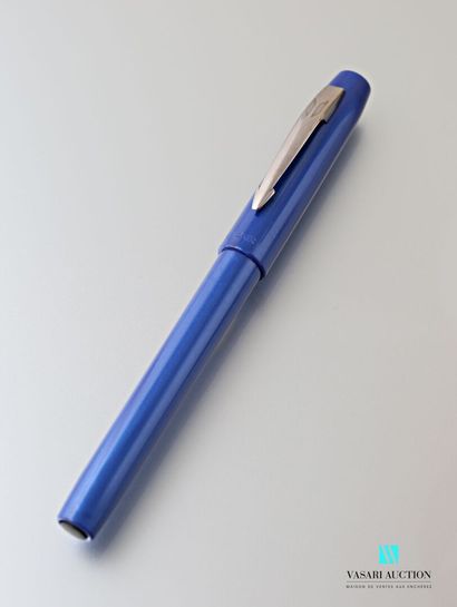null PARKER 

Blue lacquered metal fountain pen