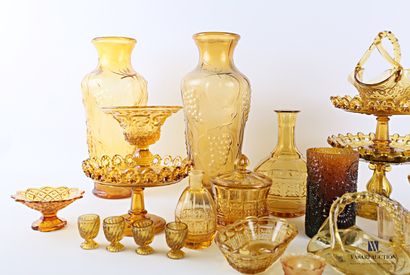null Lot en verre teinté ambre comprenant un vase de forme balustre orné de pampres...