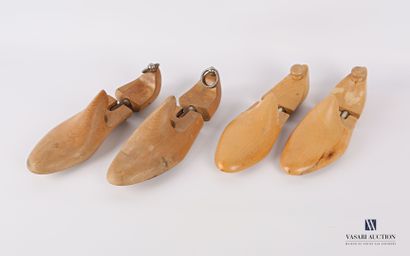 null Set of two pairs of shoe trees in wood and metal, the first marked "BSN" size...