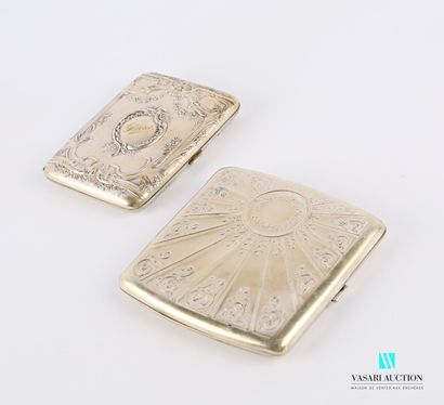 null Set of two rectangular cigarette cases in silver plated metal, one decorated...