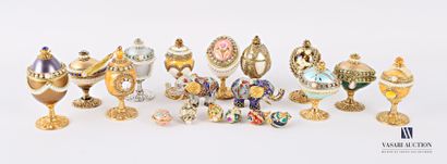 null Set including ten ring holders on resin pedestal, imitation tortoiseshell, pearls...