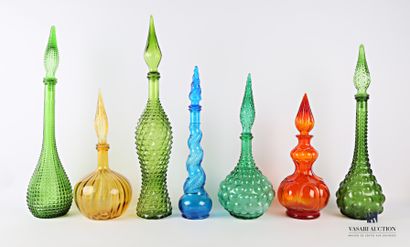 null Lot de sept carafes de diverses formes en verre teinté ambre, bleu, vert et...