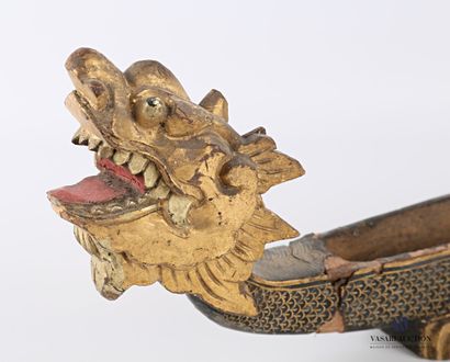 null ASIA

Shuttle-shaped empty pocket made of lacquered and carved wood with a dragon's...
