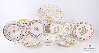 null Earthenware set consisting of one large round deep dish with flower decoration...