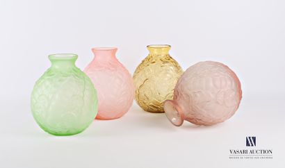 null Lot de quatre vases en verre de couleur rose, verte et ambré de forme ovoïde...