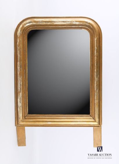 null Mirror in gilded wood, the upper corners rounded, decorated with a frieze of...