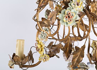 null Brass chandelier with three light arms decorated with porcelain rosebuds

High....