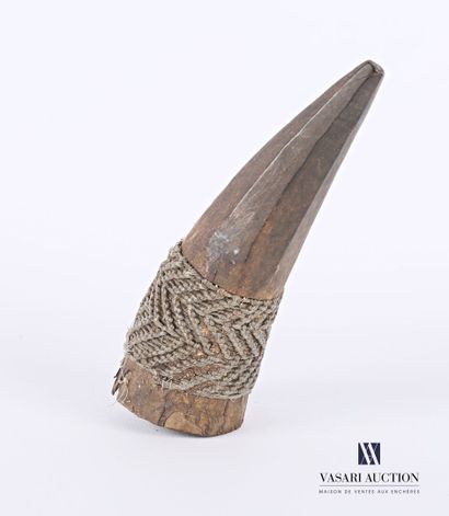 null Tribal art. Moara. Wood carved in the shape of horn and weaving of thread, 20th...