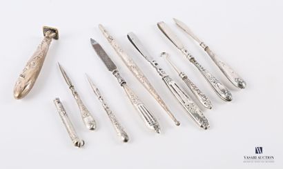 null Silver plated metal set comprising ten pieces such as a hook, two pencil holders,...