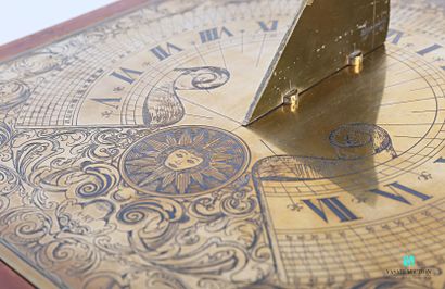 null Cadran solaire en bronze indiquant les heures en chiffres romains et les minutes...