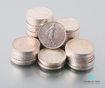 null Lot de quarante-huit pièces en argent de 5 francs, 1963

Poids : 575,84 g
