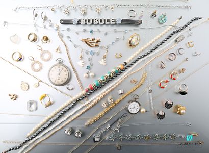 null Lot de bijoux fantaisie comprenant, boucles d'oreilles, bracelets, colliers,...