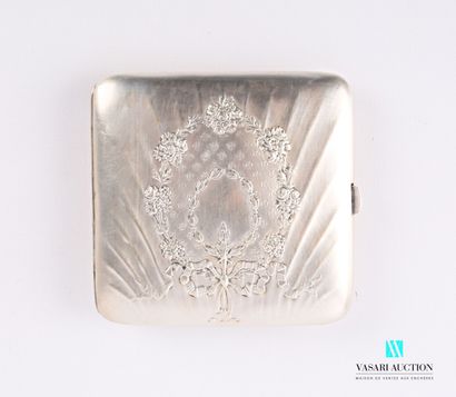 null Square cigarette case in silver, the dishes decorated with a floral wreath and...