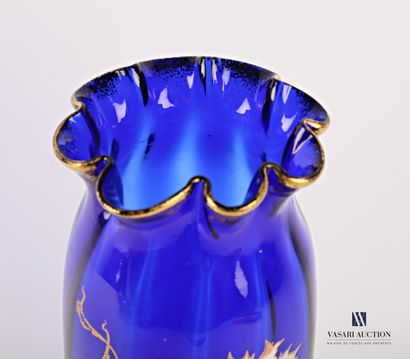 null Vase de forme oblongue en verre teinté bleu la panse à décor d'oeillets traités...